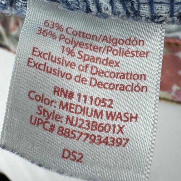 Y2K No Boundaries Denim and Lace Cut Off Jean Shorts - Picture 5 of 6